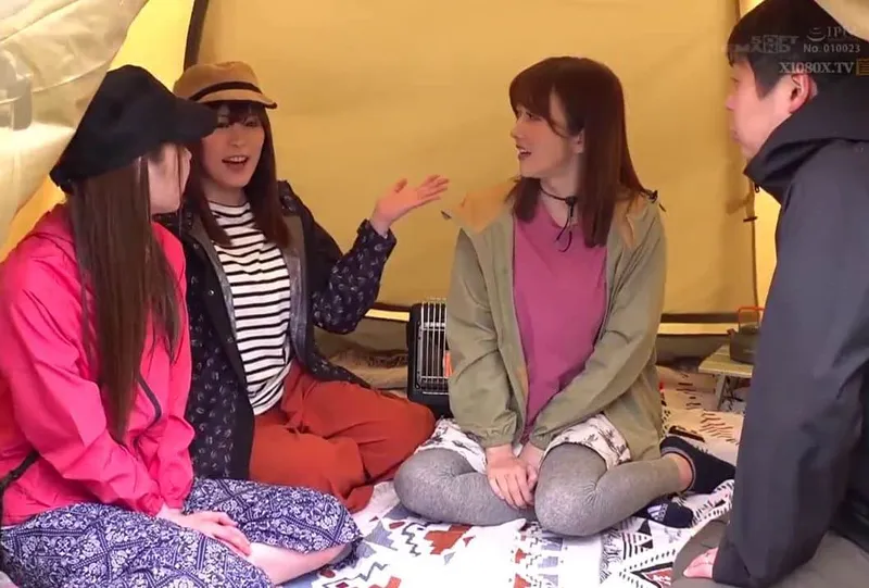 Chuyện lạ đời, gã chồng thay bà xã đi cắm trại với mấy cô bạn của vợ yêu ở khu phố…